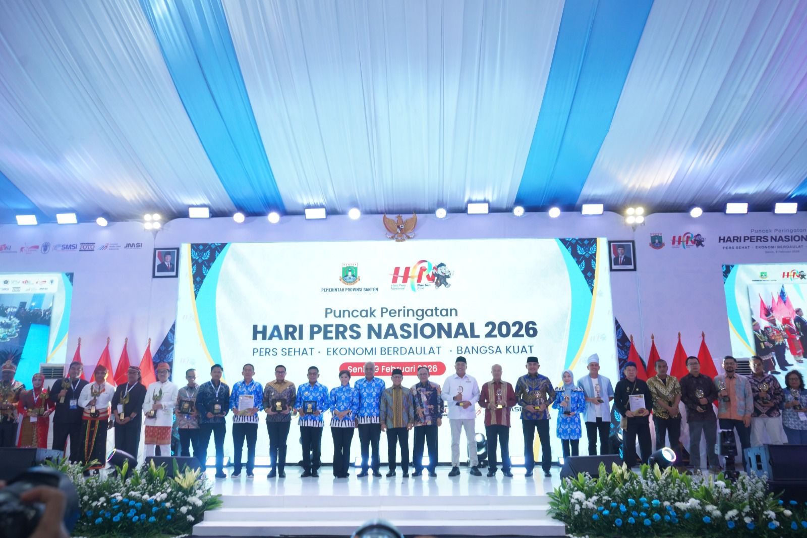 bupati-serang-ratu-zakiyah-raih-penghargaan-golden-award-pwi-di-acara-hpn-2026