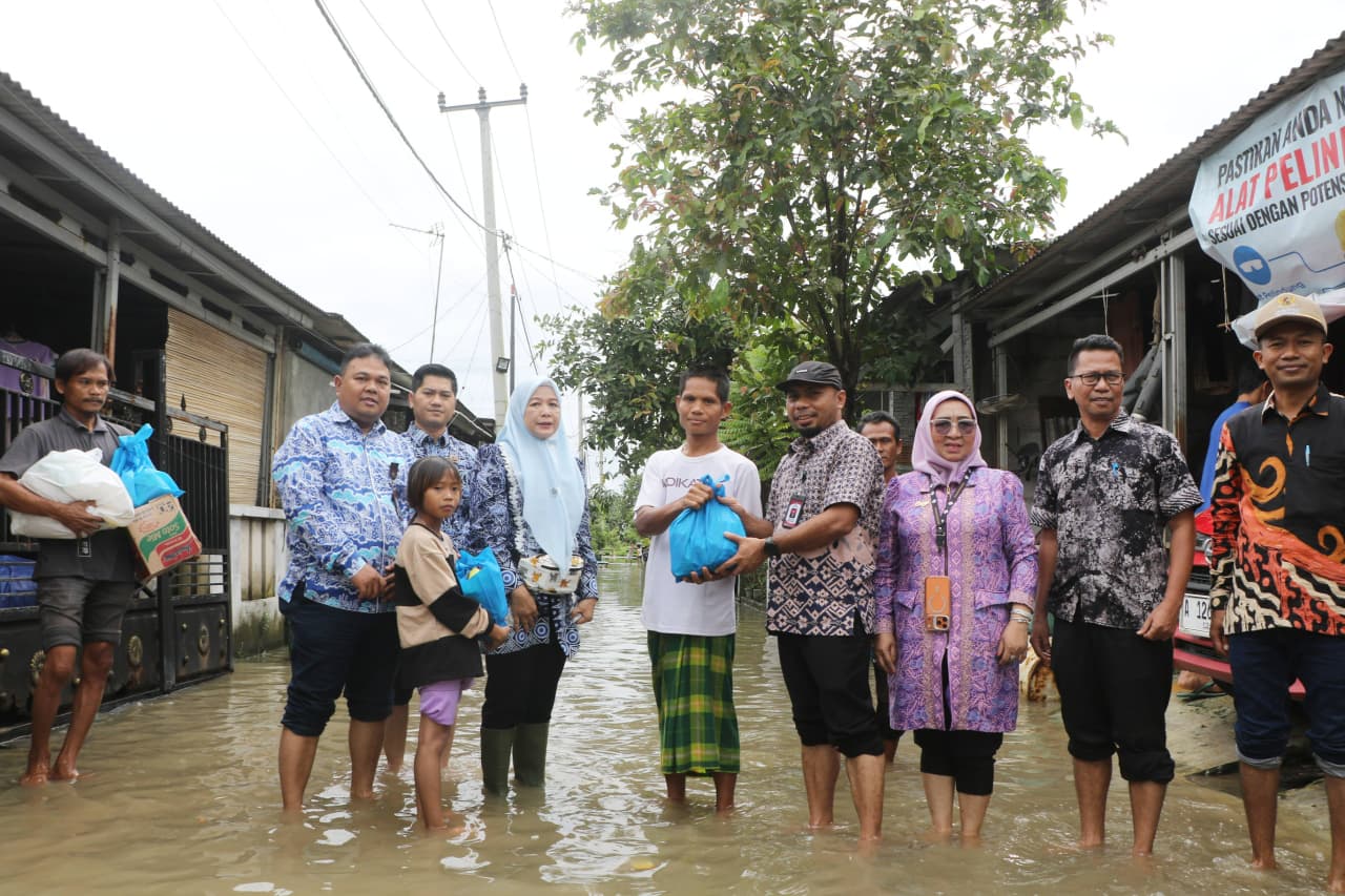 diskominfo-kabupaten-serang-salurkan-bantuan-sembako-untuk-korban-banjir-di-kibin