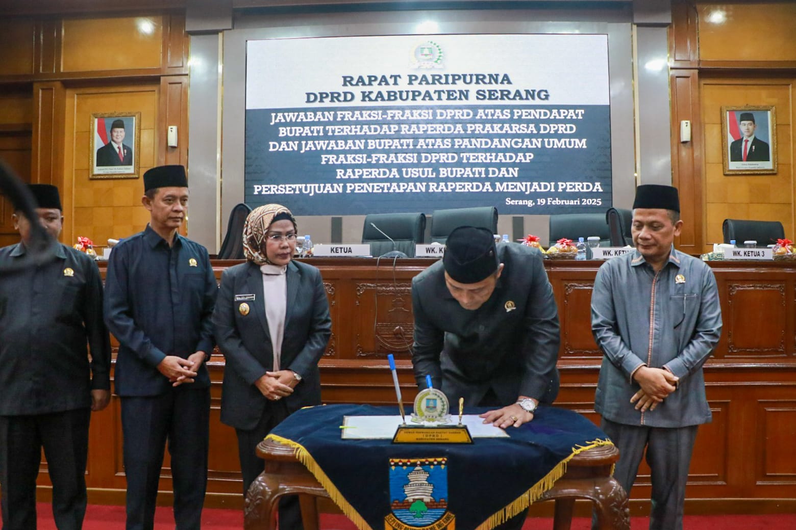 dprd-tetapkan-3-raperda-menjadi-perda-kabupaten-serang-tahun-2025