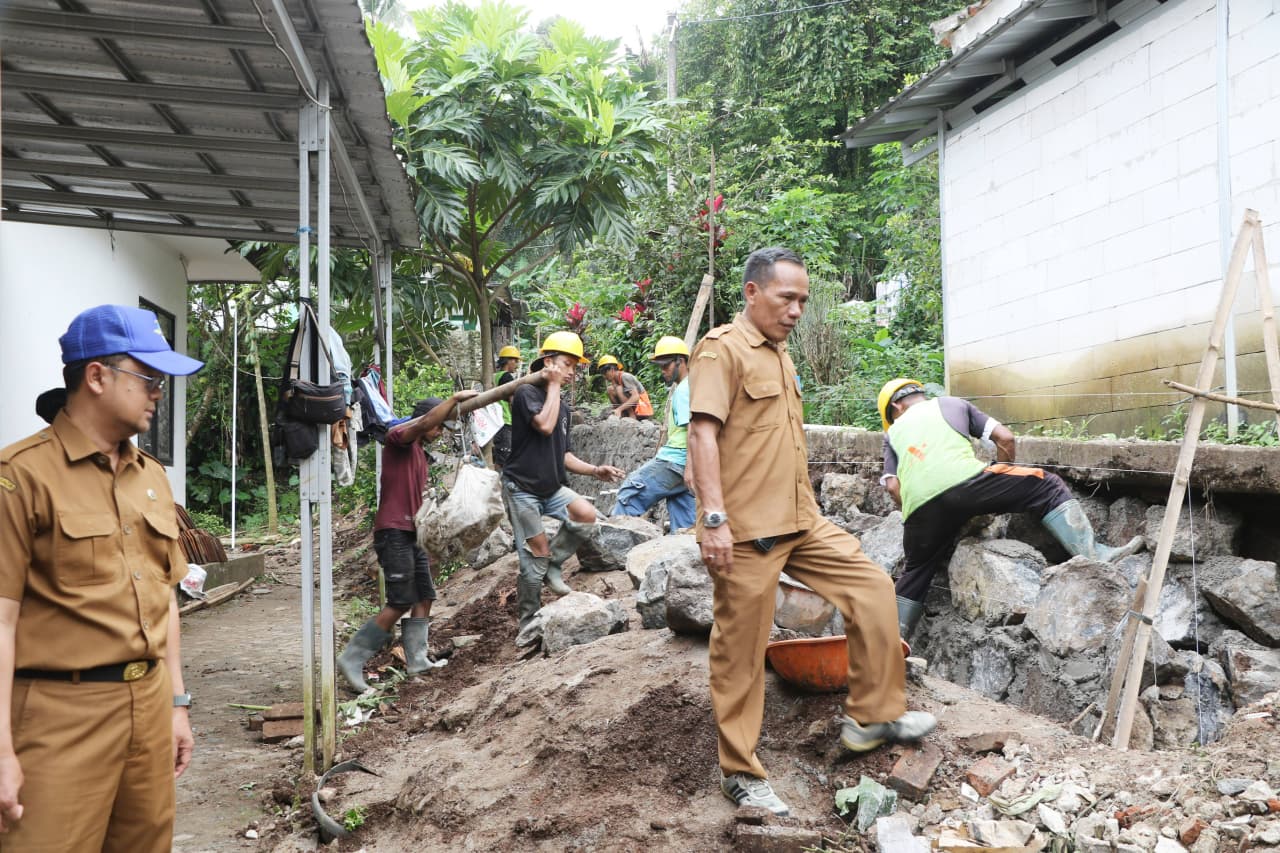 jebol-akibat-hujan-deras-dpupr-kabupaten-serang-bangun-kembali-tpt-kantor-kecamatan-ciomas