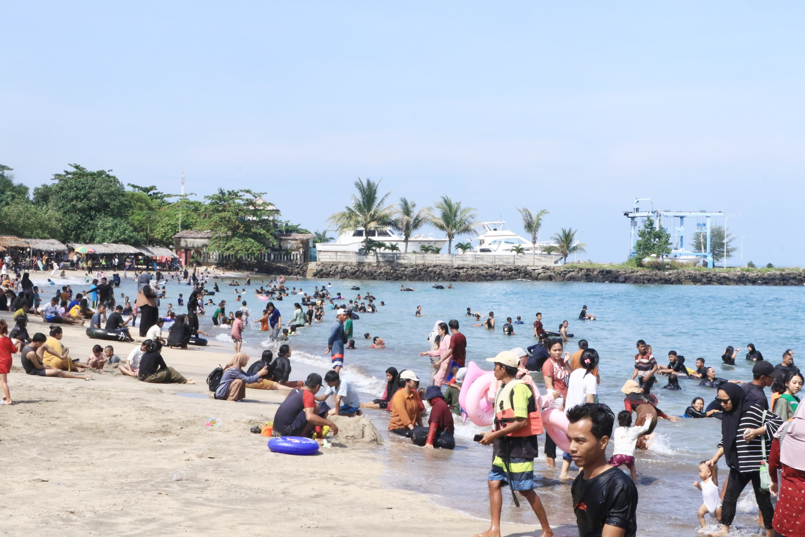 Libur Lebaran 2024, Puluhan Ribu Wisatawan Kunjungi Pantai Anyer-Cinangka