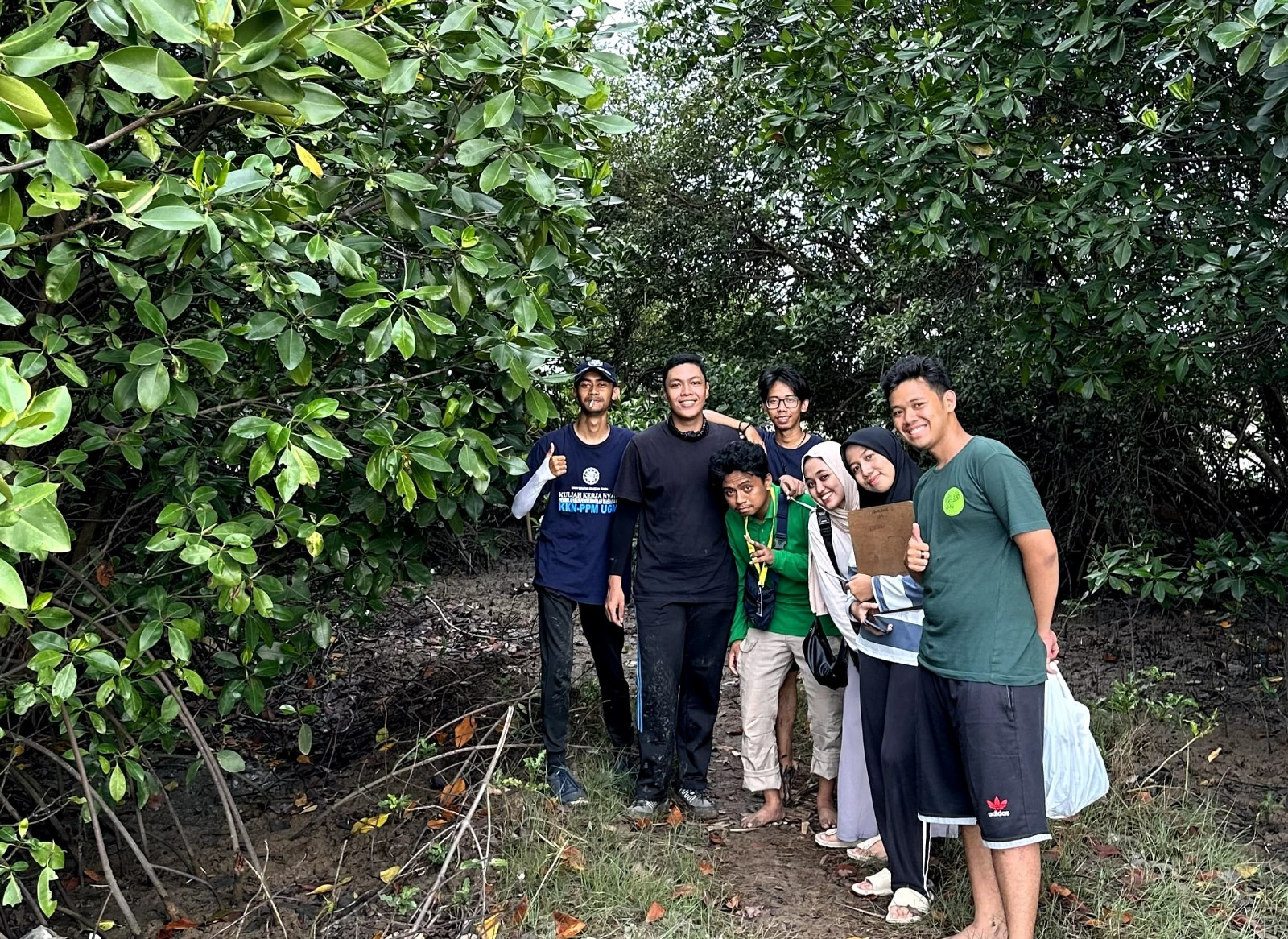 mahasiswa-ugm-pasang-12-lampu-tenaga-surya-dan-report-perkembangan-mangrove-di-tanara