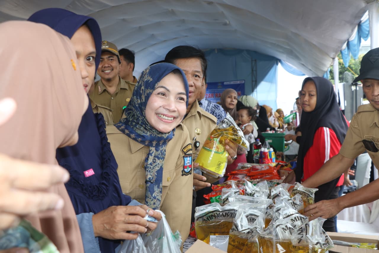 Ratusan Warga Bojonegara Serbu Bazar Ramadhan Pemkab Serang