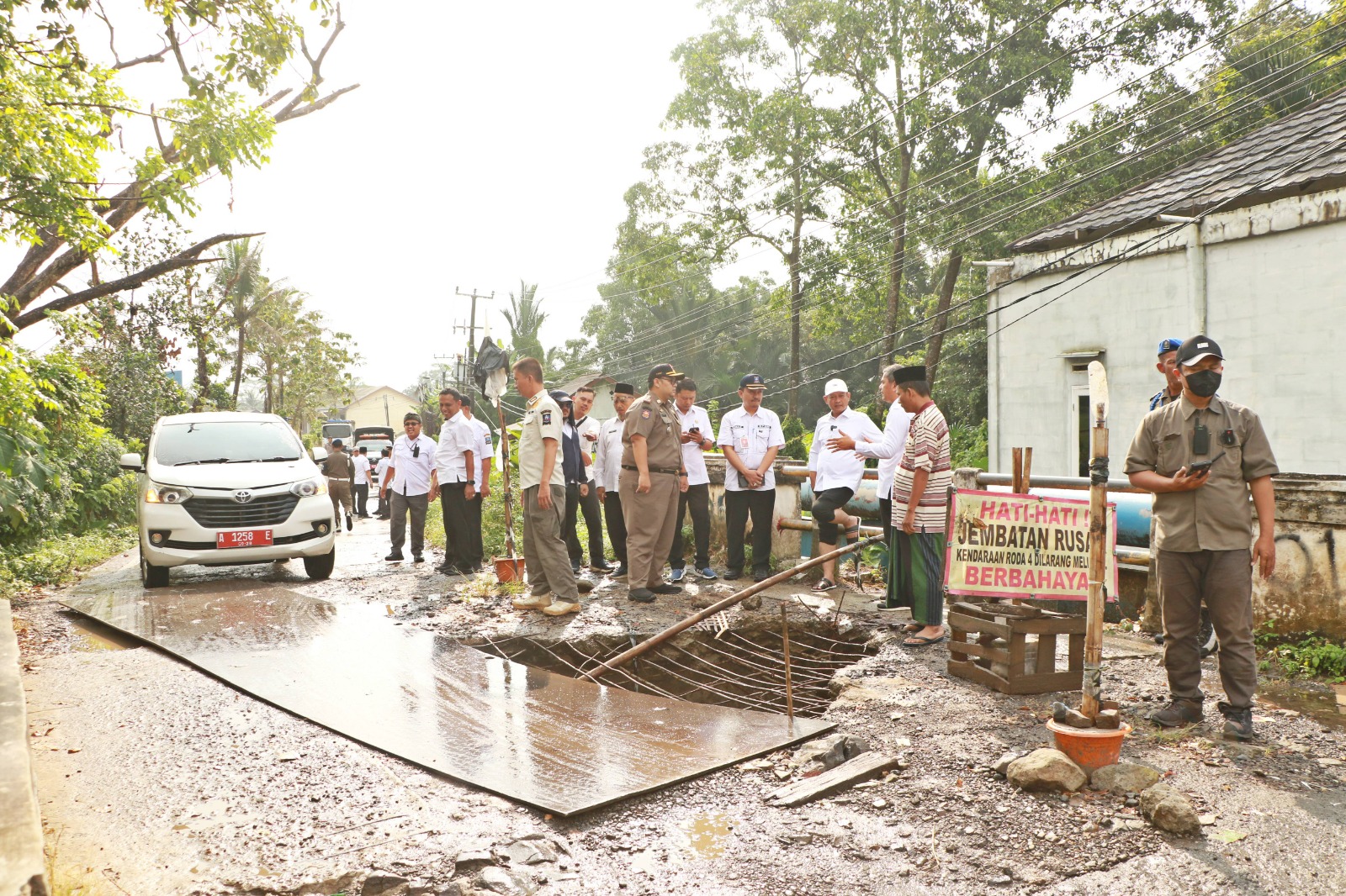 rusak-wabup-serang-najib-hamas-tinjau-jembatan-cikambuy