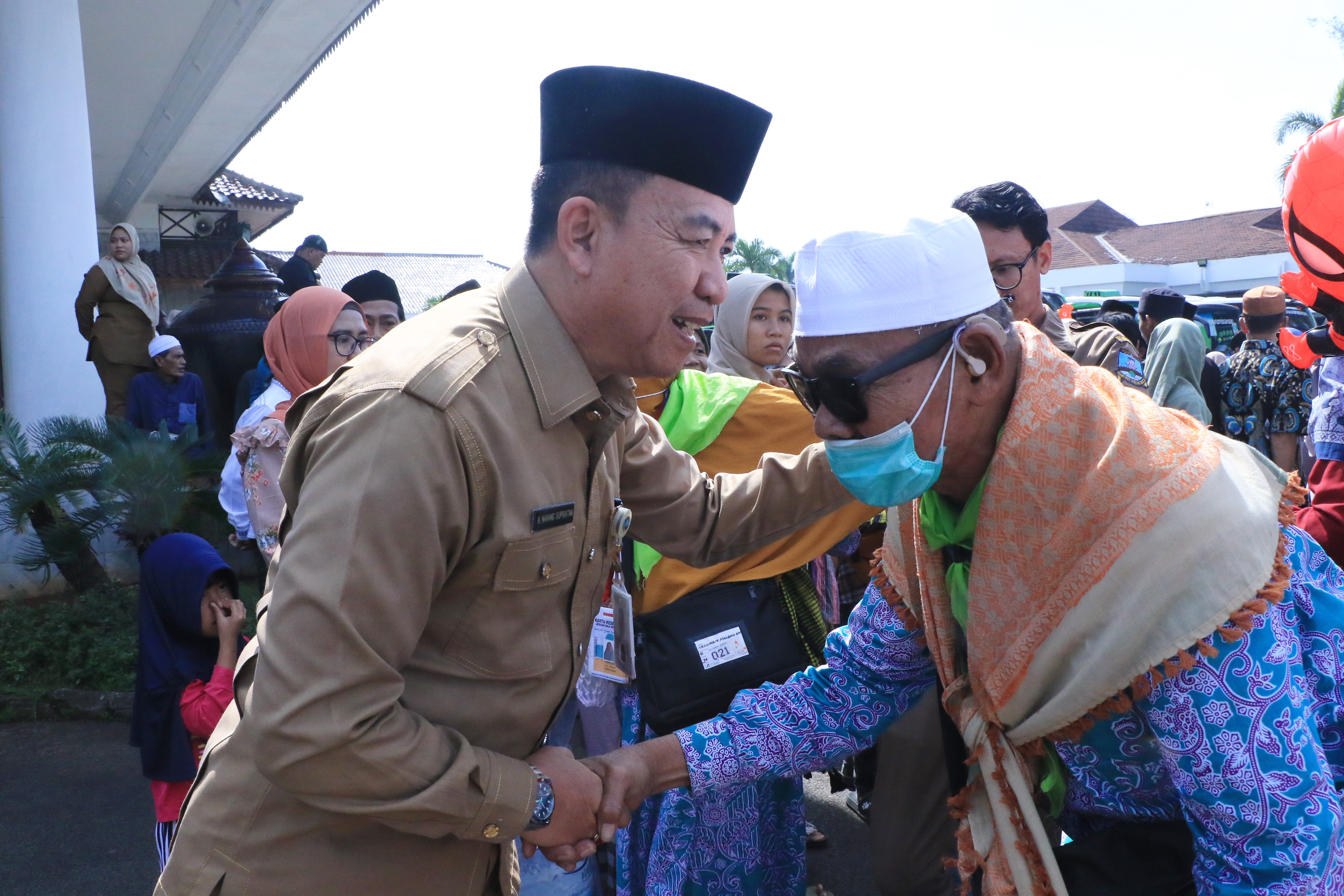 tangis-haru-kepulangan-ratusan-jamaah-haji-asal-kabupaten-serang